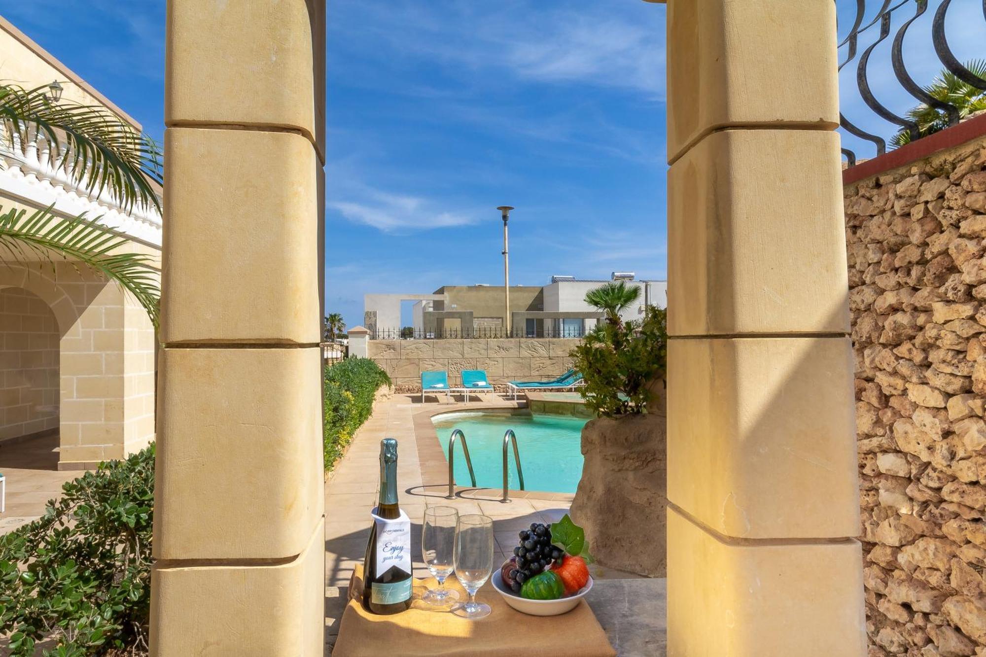 Villa & Pool Apartments In Mellieha Bay Экстерьер фото